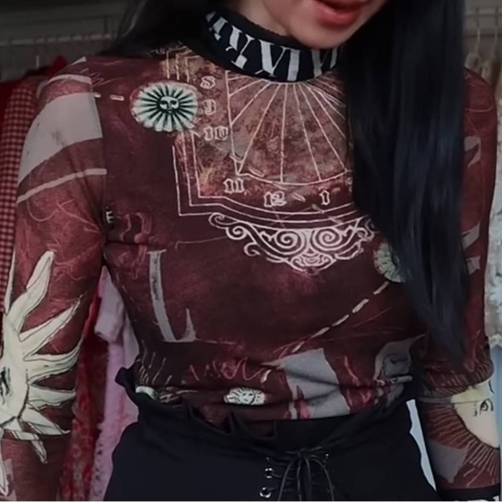 ISO Shirt worn by Andrea (Looking for)